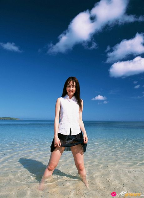 Asian beauty Rina Akiyama removes her bikini before a finger fuck