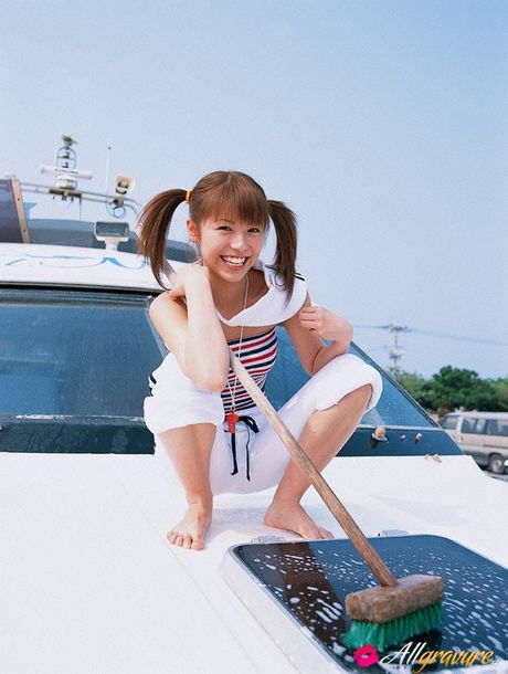 可愛的日本寶貝 Chinatsu Wakatsuki 凸顯她的小乳房，炫耀她裸露的身材