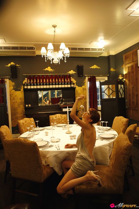 亞洲少女星野亞希脫掉衣服，展現火辣身材