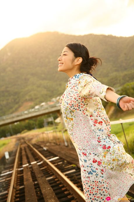 亞洲女孩佐藤裕子脫下白色洋裝，裸體上鏡
