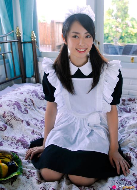 可愛い日本の可愛い谷桃子がビキニを脱いでおっぱいを露わにする