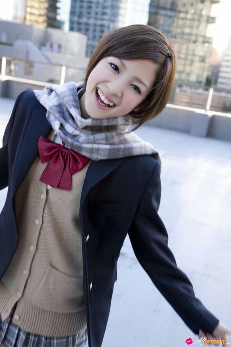 Asiatisk skønhed Miyu Oriyama viser sine flotte bryster frem og poserer solo