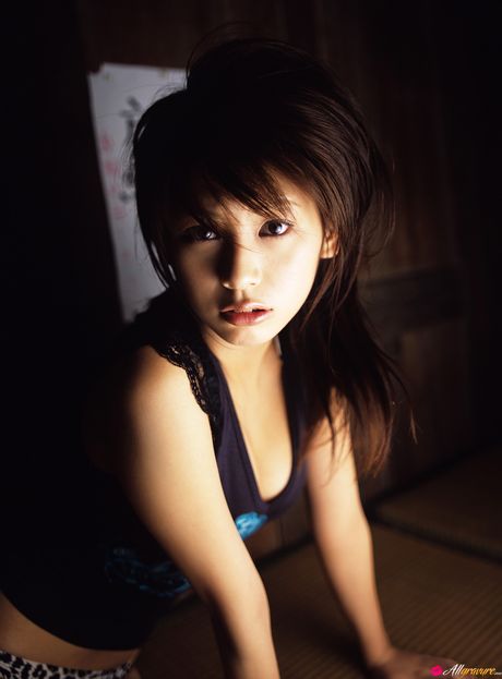 亞洲女孩 Yuka Kosaka 展示她的小乳房並穿著漁網擺姿勢