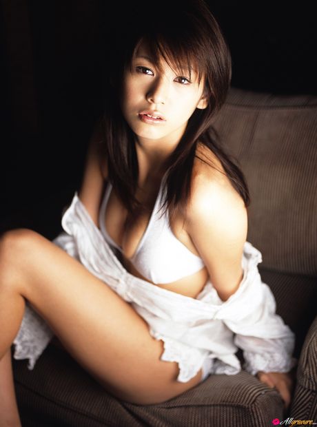 亞洲女孩 Yuka Kosaka 展示她的小乳房並穿著漁網擺姿勢