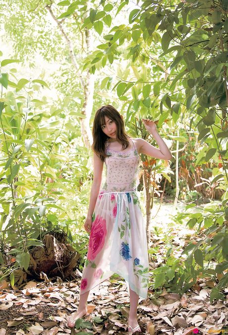 Den asiatiske model Mayumi Ono har et upskirt uden trusser, før hun klæder sig ud