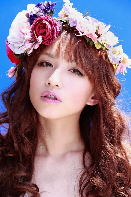 A: 茶色の目をした日本の美女、優木まおみがセクシーなビキニ姿でソロポーズをとる