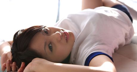 亞洲少女多田瑞穗身穿白色絲襪，秀出她豐滿的臀部