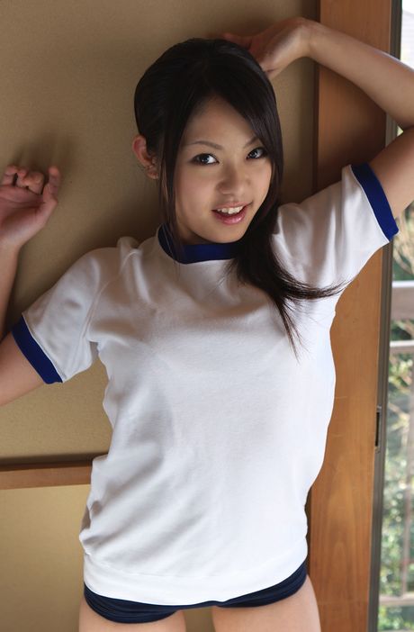 亞洲少女多田瑞穗身穿白色絲襪，秀出她豐滿的臀部