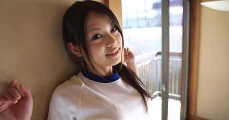 亞洲少女多田瑞穗身穿白色絲襪，秀出她豐滿的臀部