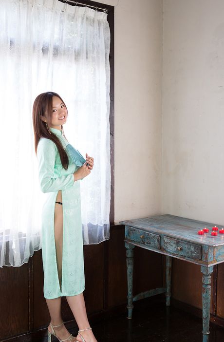 Asiatisk teenager Mayumi Yamanaka viser sine små bryster frem og poserer solo