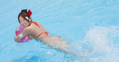 Slank japansk pige Mayumi Yamanaka tager sin bikini af før en svømmetur i en pool