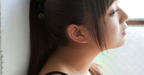 大胸亞洲寶貝 Mayumi Yamanaka 在獨奏中炫耀她的大胸