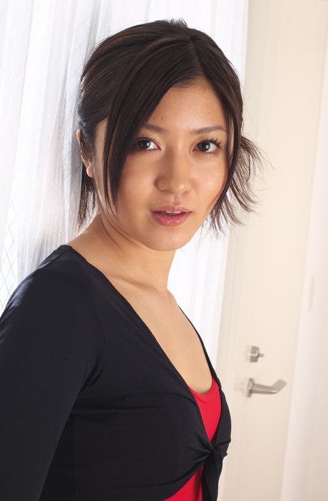 Asiatisk teenager Mami Matsuyama fremhæver sin sexede røv og poserer solo