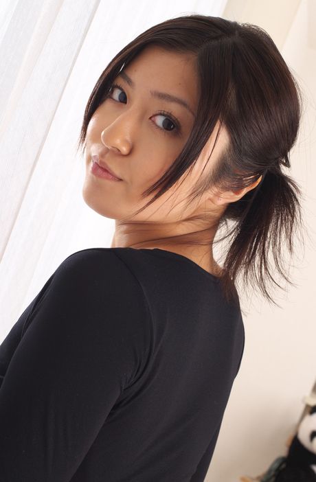 Asiatisk teenager Mami Matsuyama fremhæver sin sexede røv og poserer solo