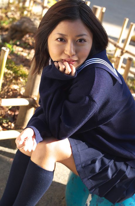 女子高生の松山まみが大きな胸を披露し、屋外でカメラの前で裸になる