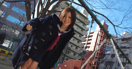 女子高生の松山まみが大きな胸を披露し、屋外でカメラの前で裸になる