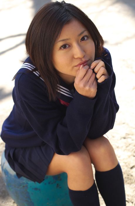 女子高生の松山まみが大きな胸を披露し、屋外でカメラの前で裸になる