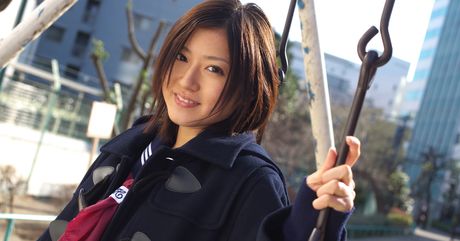 Skolepige Mami Matsuyama demonstrerer sine store bryster og går nøgen foran kameraet udendørs