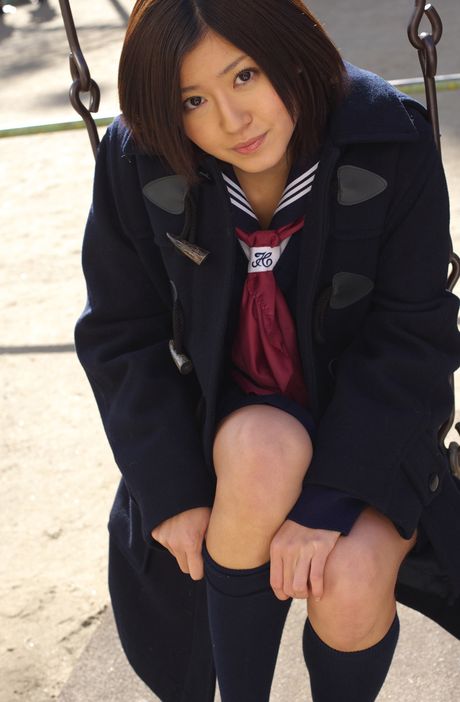 女子高生の松山まみが大きな胸を披露し、屋外でカメラの前で裸になる