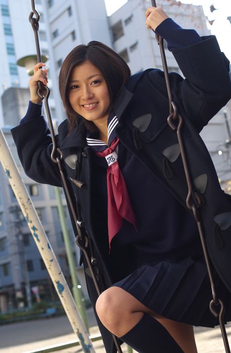 Skolepige Mami Matsuyama demonstrerer sine store bryster og går nøgen foran kameraet udendørs