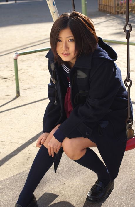 女子高生の松山まみが大きな胸を披露し、屋外でカメラの前で裸になる