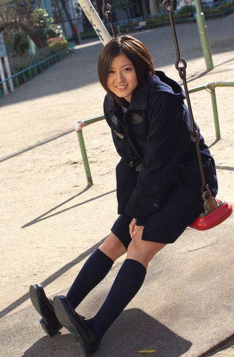 女子高生の松山まみが大きな胸を披露し、屋外でカメラの前で裸になる