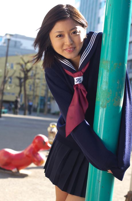 女子高生の松山まみが大きな胸を披露し、屋外でカメラの前で裸になる