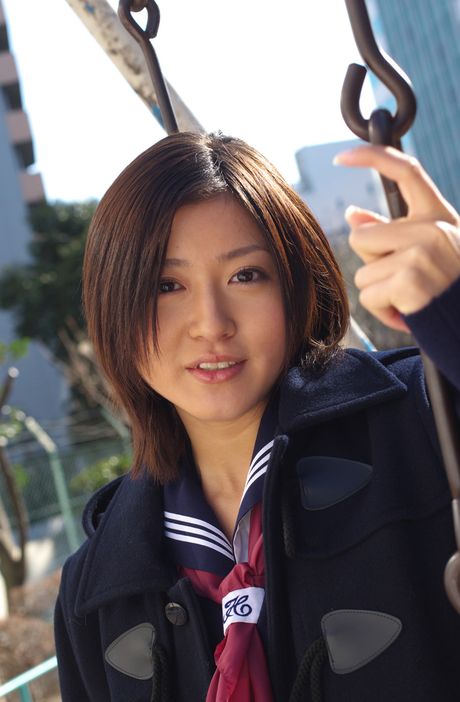 女子高生の松山まみが大きな胸を披露し、屋外でカメラの前で裸になる