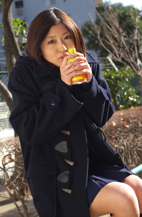 女子高生の松山まみが大きな胸を披露し、屋外でカメラの前で裸になる