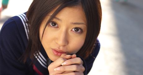 女子高生の松山まみが大きな胸を披露し、屋外でカメラの前で裸になる