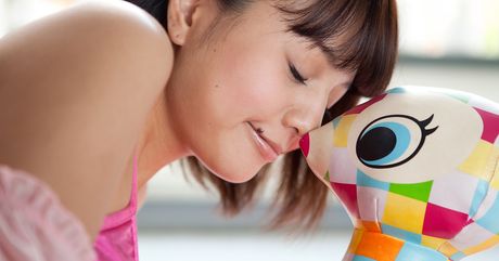 亞洲寶貝宮野瞳在獨奏中展示了她嬌小的胸部和性感的臀部