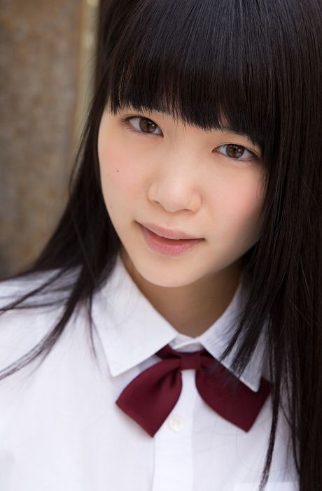 Den asiatiske covergirl Eri Sasaki viser sine små bryster frem og poserer solo