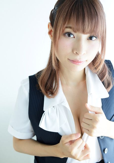 Asian office-girl Erika Tonooka flaunts her big booty and spreads her pussy