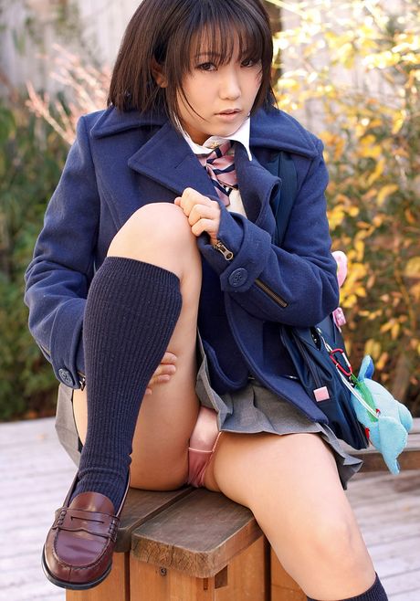 亞洲女孩 Nene Kurio 穿著及膝襪裸體坐在椅子上