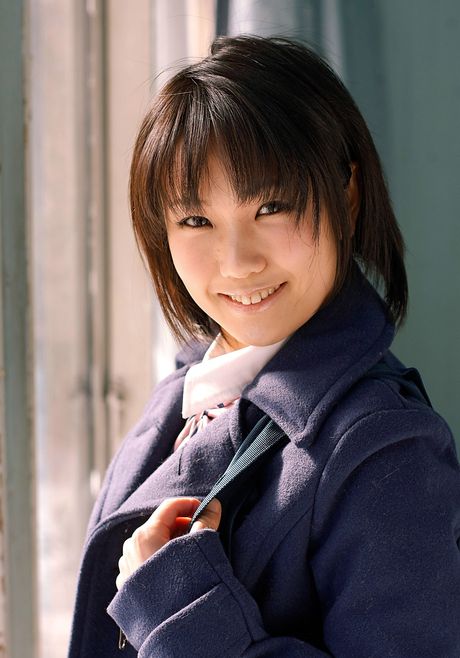 亞洲女孩 Nene Kurio 穿著及膝襪裸體坐在椅子上