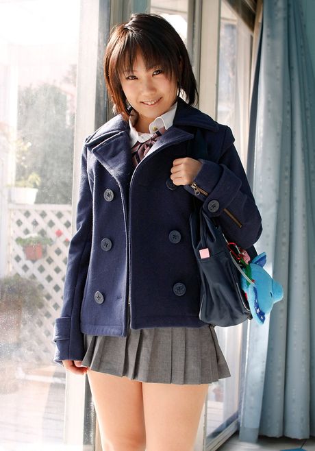 Asiatisk pige Nene Kurio bliver nøgen på en stol i knæstrømper