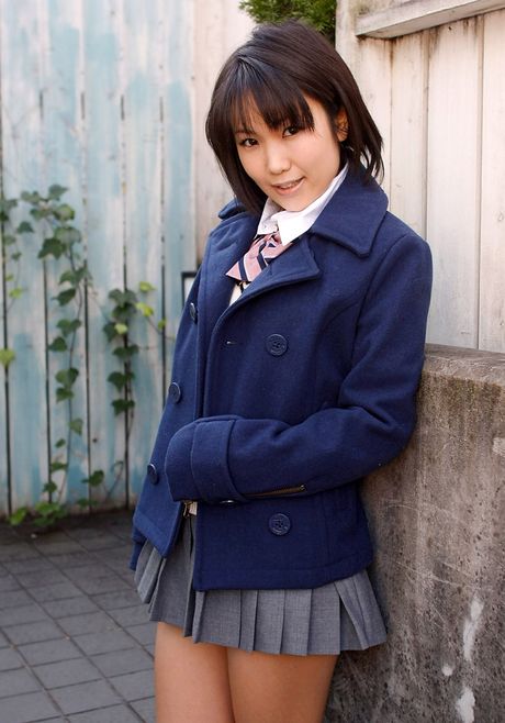 Asiatisk pige Nene Kurio bliver nøgen på en stol i knæstrømper