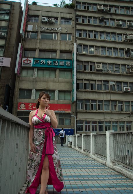 棕色眼睛的日本寶貝 Marina Shiraishi 玩弄她的大乳房