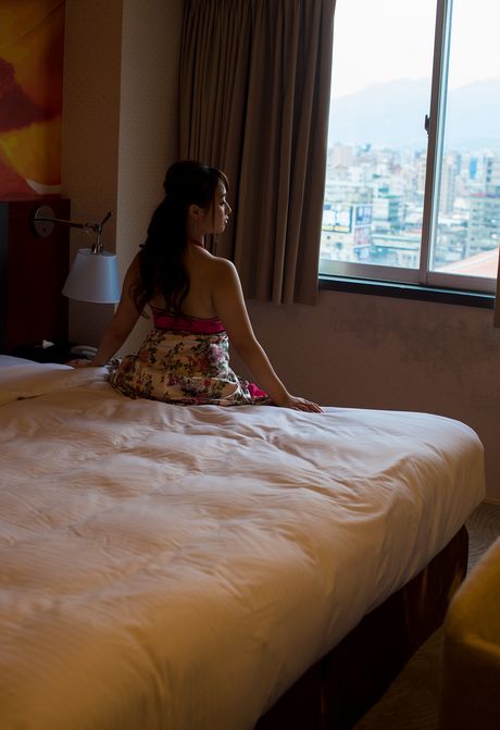 Brunøjede japanske babe Marina Shiraishi leger med sine store bryster