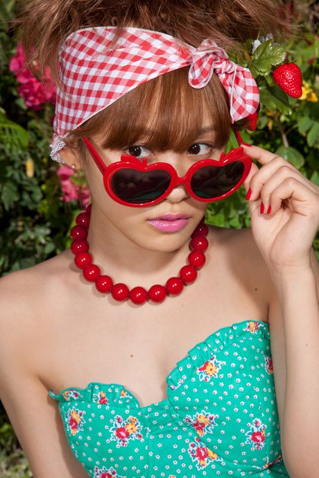 可愛的亞洲寶貝高橋愛穿著性感比基尼擺造型