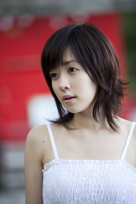 性感亞洲寶貝 Saki Shimizu 展示她嬌小的乳房並獨自擺姿勢