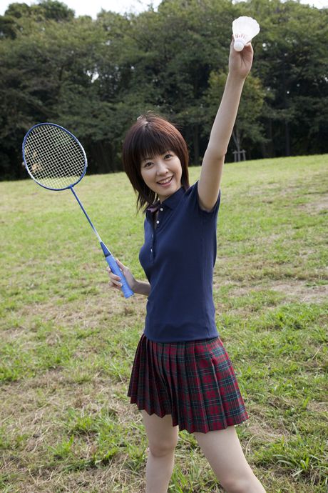 アジア人の女の子、清水咲が小柄な胸を披露し、帽子をかぶってポーズをとる