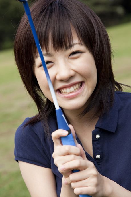 アジア人の女の子、清水咲が小柄な胸を披露し、帽子をかぶってポーズをとる