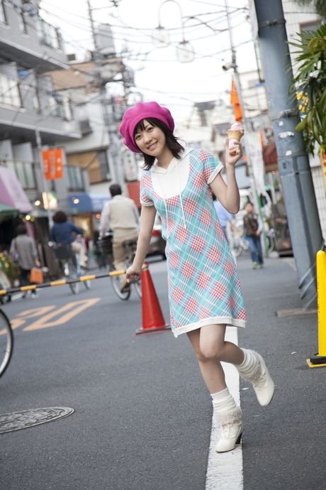 アジア人の女の子、清水咲が小柄な胸を披露し、帽子をかぶってポーズをとる