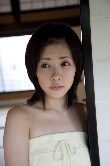 アジア人の女の子、清水咲が小柄な胸を披露し、帽子をかぶってポーズをとる