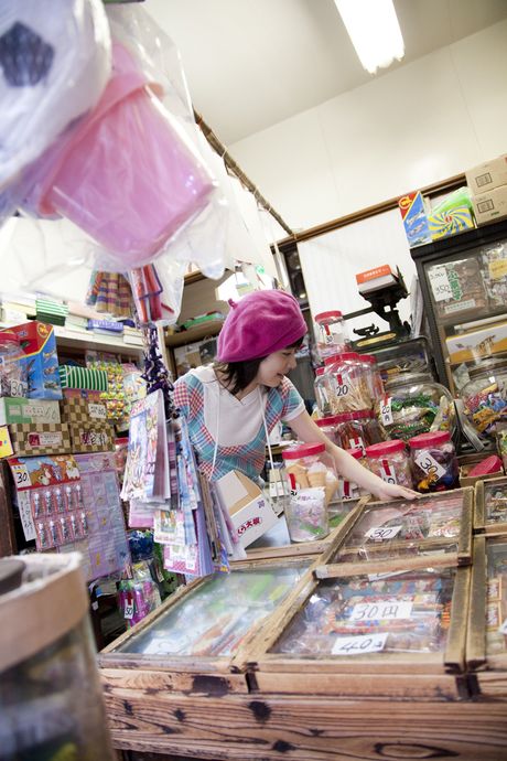 アジア人の女の子、清水咲が小柄な胸を披露し、帽子をかぶってポーズをとる