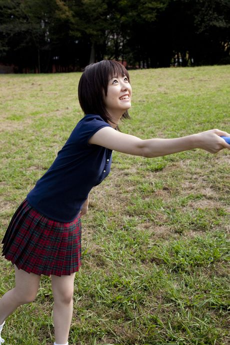 アジア人の女の子、清水咲が小柄な胸を披露し、帽子をかぶってポーズをとる