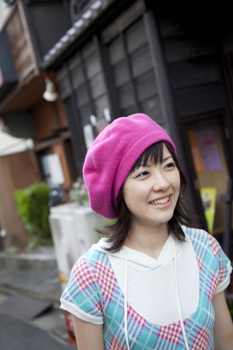 アジア人の女の子、清水咲が小柄な胸を披露し、帽子をかぶってポーズをとる