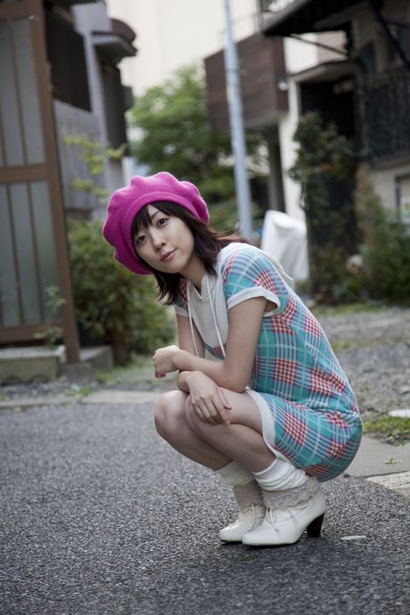 アジア人の女の子、清水咲が小柄な胸を披露し、帽子をかぶってポーズをとる