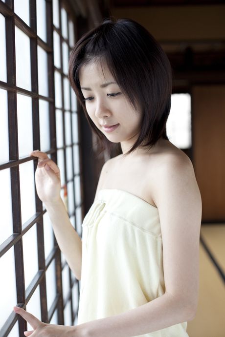 アジア人の女の子、清水咲が小柄な胸を披露し、帽子をかぶってポーズをとる